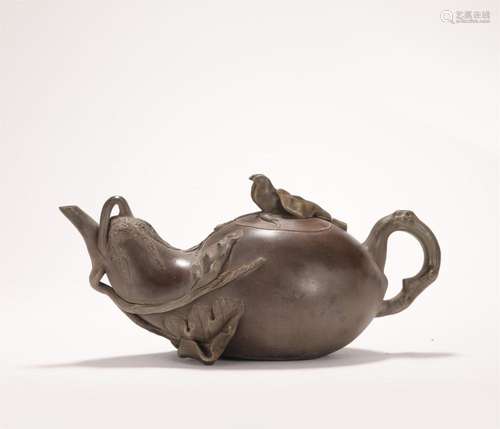 A CHINESE ZISHA CLAY TEAPOT