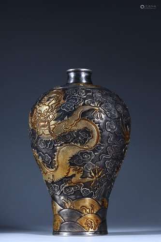 A CHINESE GILT BRONZE DRAGON PATTERN VASE