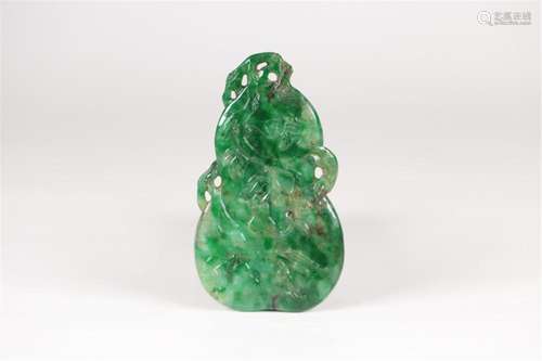 A CHINESE JADEITE DOUBLE-GOURDS PENDANT