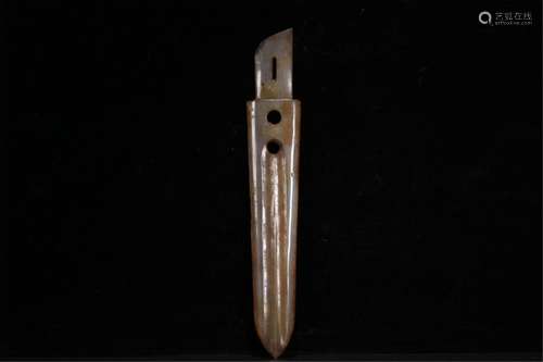 A CHINESE AGATE DAGGER-AXE