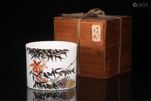 A CHINESE FAMILLE ROSE PORCELAIN BRUSH POT