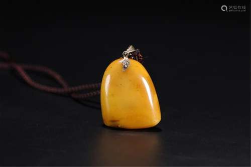 A CHINESE AMBER PENDANT