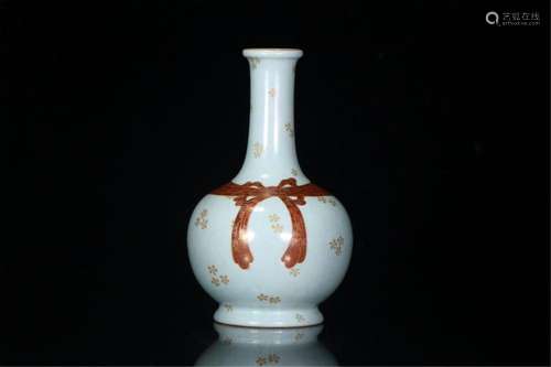 A CHINESE FAMILLE ROSE PORCELAIN GOLD PAINTED VIEWS VASE