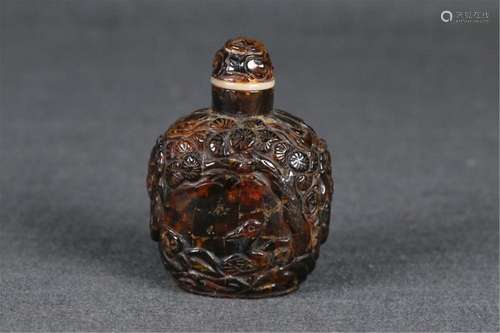 A CHINESE AMBER SNUFF BOTTLE