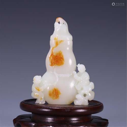 A CHINESE JADE DOUBLE-GOURDS VASE