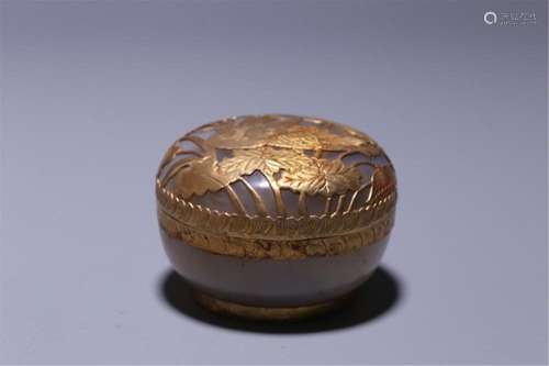 A CHINESE AGATE LIDDED BOX COVERED WITH GILT SILVER