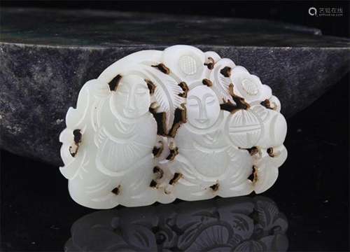 A FINE TWO BOYS CARVING PALE CELADON JADE PENDANT