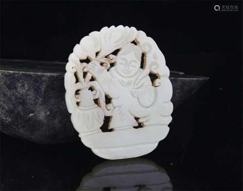 A FINE BOY CARVING PALE CELADON JADE PENDANT