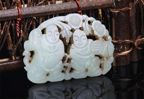 A FINE CHARACTER CARVING PALE CLEADON JADE PENDANT