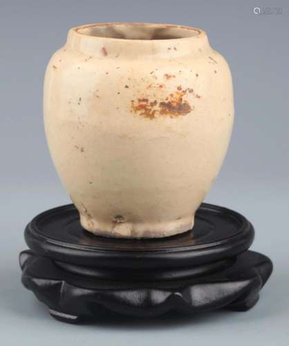 A SMALL WHITE COLOR GLAZED PORCELAIN JAR