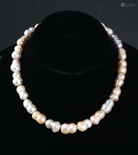 A FINE PEARL NECKLACE