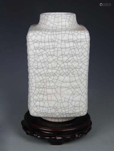 A FINE GUAN KILN STYLE WHITE COLOR SQUIRE VASE