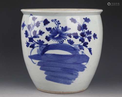 A FINE BLUE AND WHITE PORCELAIN JAR