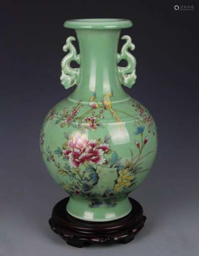 A GREEN COLOR FAMILLE ROSE CHICKEN PATTERN DOUBLE EAR VASE