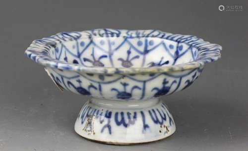 A SMALL BLUE AND WHITE PORCELAIN HIGH FOOT PLATE