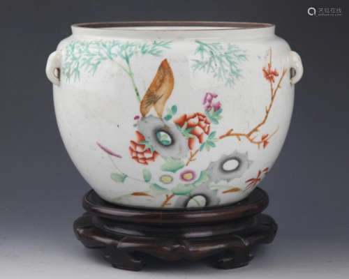 A COLORFUL PAINTED PORCELAIN ROUND JAR