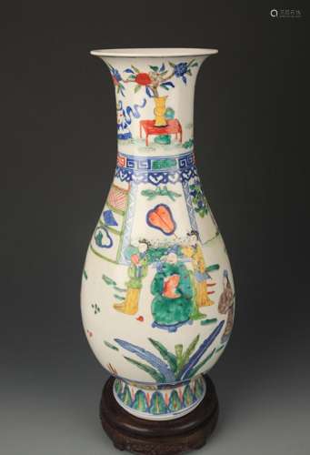 A BLUE AND WHITE FAMILLE VERTE STORY PAINTED VASE