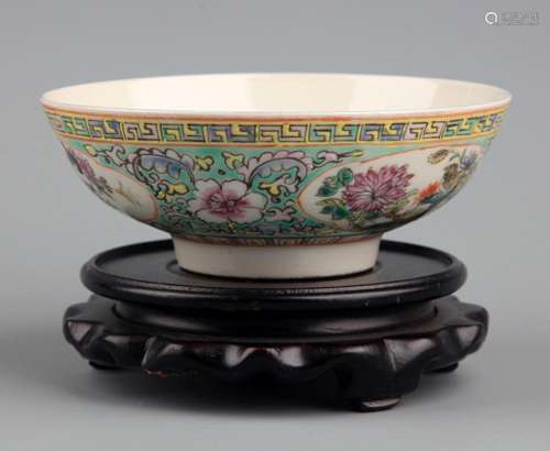 A FAMILLE ROSE FLOWER PATTERN PORCELAIN BOWL