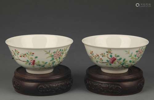 PAIR OF FAMILLE ROSE FLOWER PATTERN PORCELAIN CUP