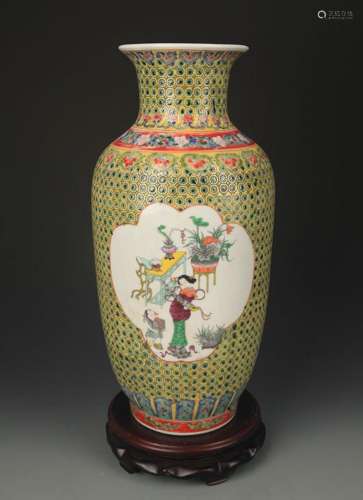 GREEN GROUND FAMILLE ROSE CHARACTER PATTERN VASE
