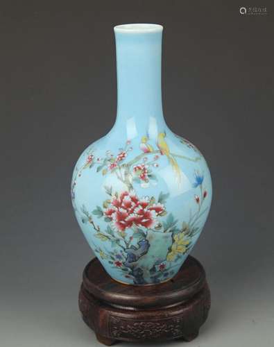 A SKY BLUE GLAZE, FAMILLE ROSE GLOBULAR SHAPE VASE