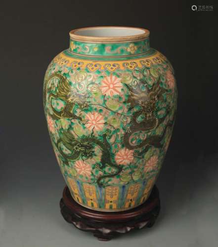 A FINE SAN CAI COLOR DRAGON PAINTED PORCELAIN VASE