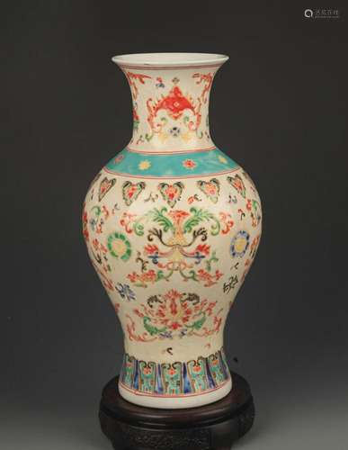 A FAMILLE ROSE FLOWER PAINTED DECORATIVE VASE