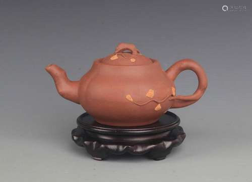 A FINELY MADE ZISHA TEAPOT