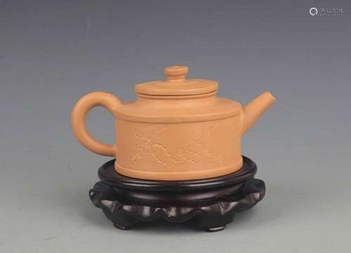 A FINELY MADE YIXING ZISHA TEA POT