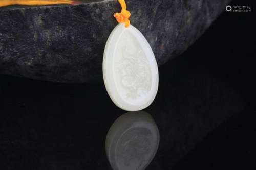 A FINE CHICKEN PATTERN PALE CELADON JADE PENDANT