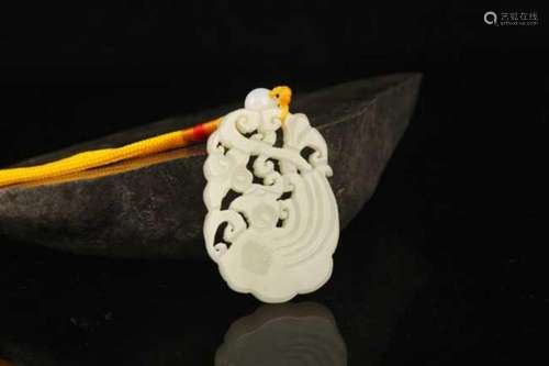 A FINE HETIAN JADE IN FIGURE OF BIRD