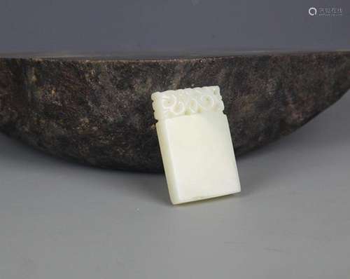 A FINELY CARVED HETIAN GREENISH WHITE JADE PENDANT