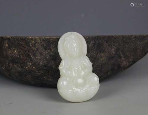 A FINE GUAN YIN PATTERN GREENISH WHITE JADE PENDANT