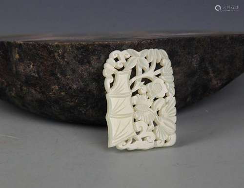 A FINELY CARVED HETIAN GREENISH WHITE JADE PENDANT