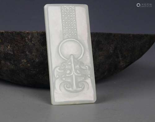 A FINELY CARVED HETIAN GREENISH WHITE JADE PENDANT