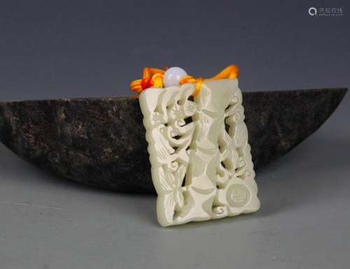 A FINELY CARVED HETIAN GREENISH WHITE JADE PENDANT