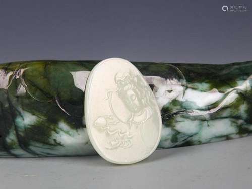 A FINELY CARVED HETIAN GREENISH WHITE JADE PENDANT