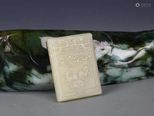 A FINELY CARVED HETIAN GREENISH WHITE JADE PENDANT