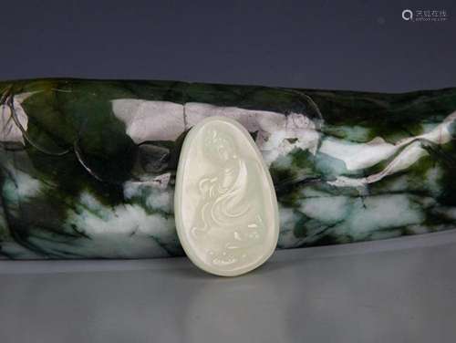 A FINELY CARVED GUAN YIN PATTERN GREENISH WHTIE JADE PENDANT