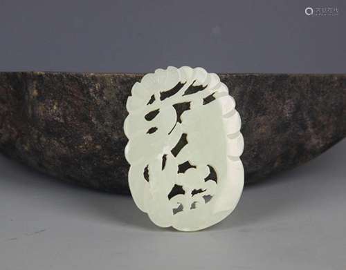 A FINELY CARVED HETIAN GREENISH WHITE JADE PENDANT