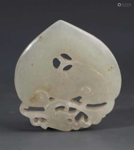 A FINE PEACH PATTERN GREENISH WHITE JADE PENDANT