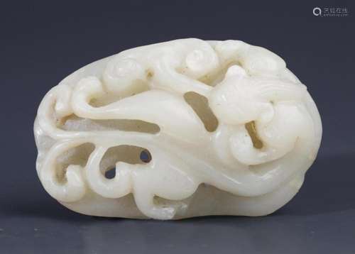 A FINELY DRAGON CARVING PALE CELADON JADE PENDANT