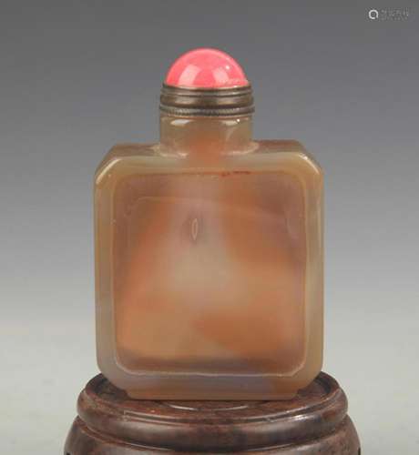 AN AGATE MADE SNUFF BOTTLE