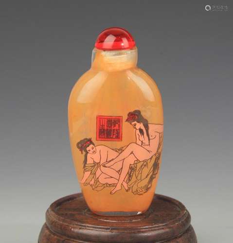 A FEMALE FIGURINE PAINTED SNUFF BOTTLE