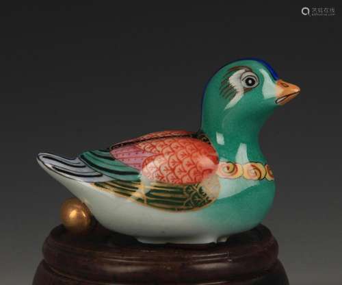 PORCELAIN ENAMEL COLOR MANDARIN DUCK SHAPED SNUFF BOTTLE