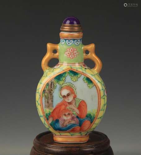 A FINE WESTERN STYLE PORCELAIN SNUFF BOTTLE