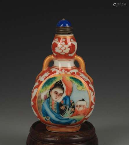 A FINE WESTERN STYLE PORCELAIN SNUFF BOTTLE