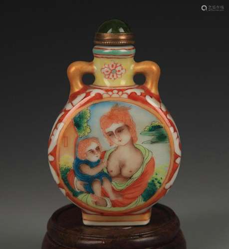 A FINE WESTERN STYLE PORCELAIN SNUFF BOTTLE