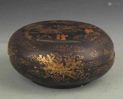 GILT LACQUERED CHARACTER PATTERN WOODEN BOX WITH COVER