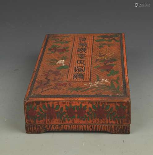 A RARE GILT LACQUERED FLOWER PATTERN WOODEN BOX